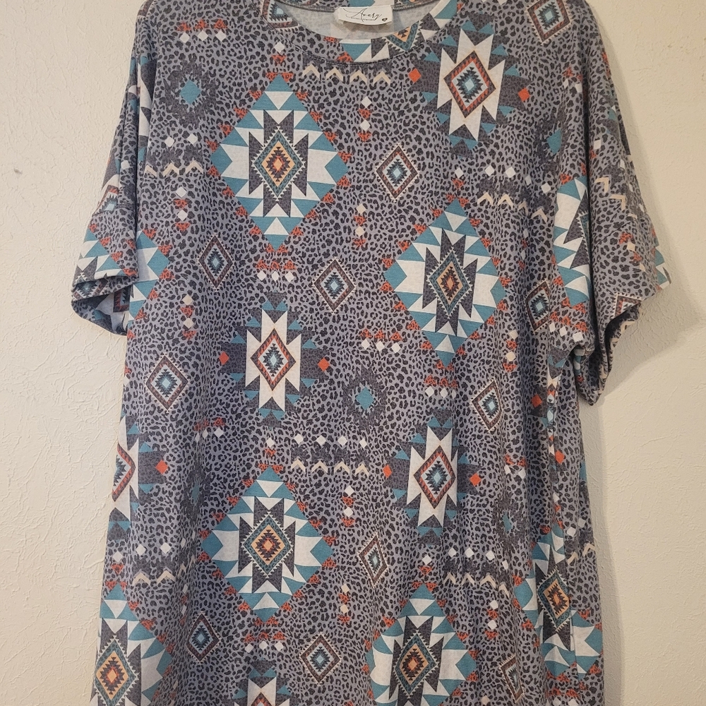 Avery Geometric Gray and Blue Short Sleeve Tee